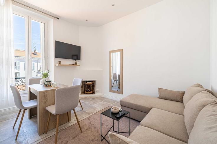 Sala de estar elegantemente projetada com móveis modernos em um apartamento no Building Rue Hoche - checkmyguest - 1348184 em Cannes, Cannes