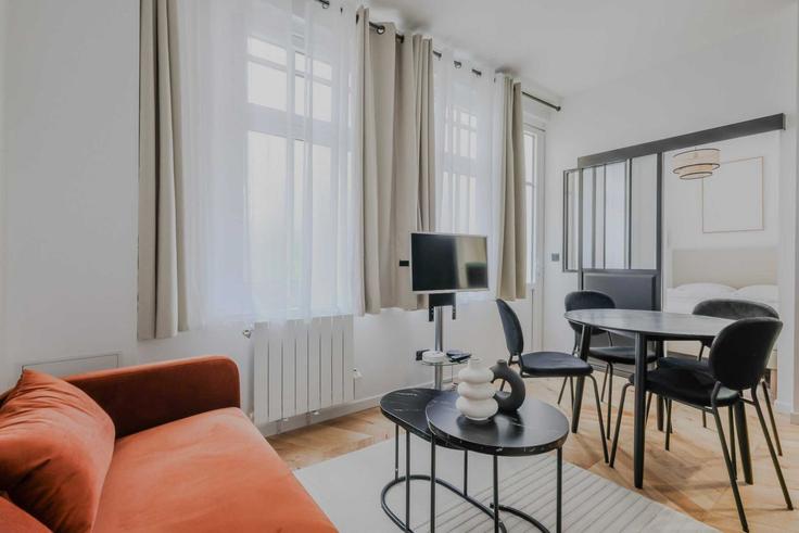 Elegante sala de estar con mobiliario moderno en un apartamento en Building Boulevard Saint-Michel - checkmyguest - 1348146 en 5th arrondissement, Paris Elegante sala de estar con mobiliario moderno en un apartamento en Building Boulevard Saint-Michel - checkmyguest - 1348146 en 5th arrondissement, Paris