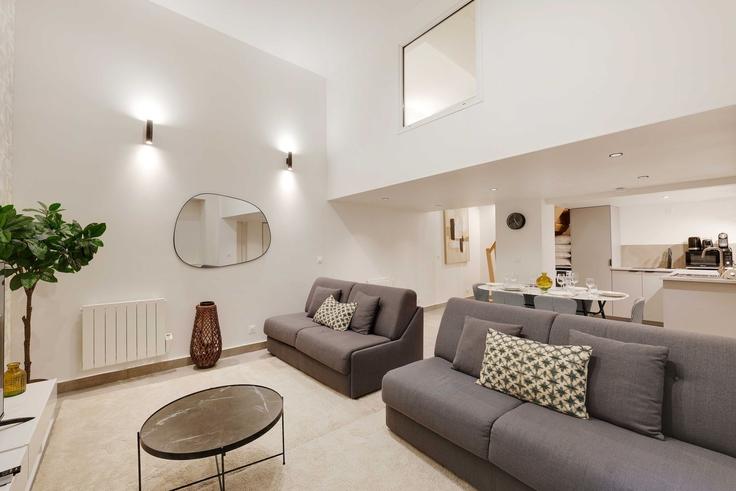 Elegant gestaltetes Wohnzimmer mit moderner Einrichtung in einer Wohnung im Building Rue Godot de Mauroy - checkmyguest - 1349219 in 9th arrondissement, Paris Elegant gestaltetes Wohnzimmer mit moderner Einrichtung in einer Wohnung im Building Rue Godot de Mauroy - checkmyguest - 1349219 in 9th arrondissement, Paris