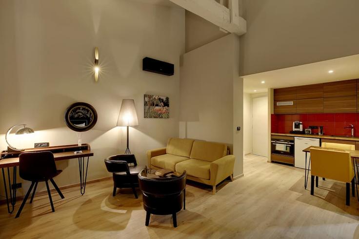 Elegante sala de estar con mobiliario moderno en un apartamento en Building Rue Belleville - checkmyguest - 1350074 en Bordeaux, Bordeaux