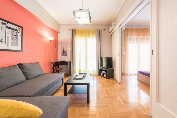Sala de estar elegantemente projetada com móveis modernos em um apartamento no Building Mavromichali - christos-lolas - 1521072 em Central Athens, Athens