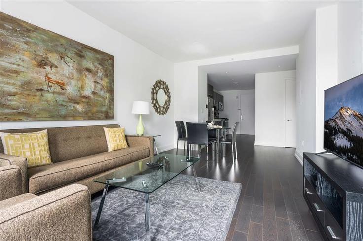 Sala de estar elegantemente projetada com móveis modernos em um apartamento no Building LaGuardia Pl - churchillliving - 1025188 - NYC em Manhattan, New York