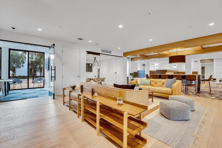 San Diego, San Diego에 위치한 Building Camino De La Reina - churchillliving - 1343824 유닛의 세련된 인테리어가 돋보이는 거실