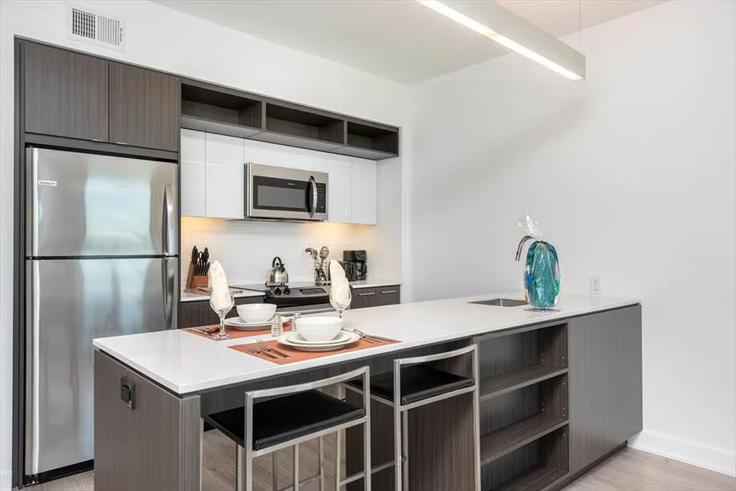 Cozinha funcional e elegante com equipamentos de última geração em apartamento de alto padrão no Building Market Street - churchillliving - 1045464 - WDC em Reston, Reston Cozinha funcional e elegante com equipamentos de última geração em apartamento de alto padrão no Building Market Street - churchillliving - 1045464 - WDC em Reston, Reston