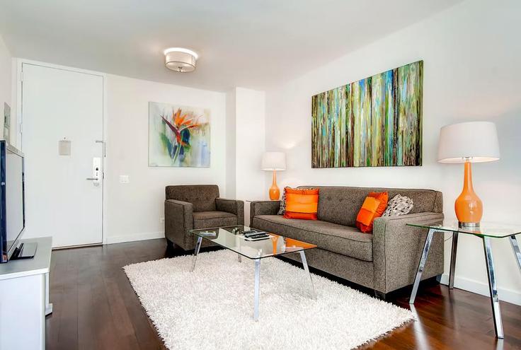 Building East 34th Street - churchillliving - 1025344 - NYC adresindeki bir dairede modern mobilyalarla zarif bir şekilde tasarlanmış oturma odası Manhattan, New York