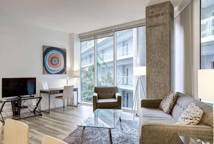 Elegante sala de estar con mobiliario moderno en un apartamento en Building Park Boulevard - churchillliving - 1467090 en San Diego, San Diego