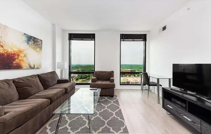 Sala de estar elegantemente projetada com móveis modernos em um apartamento no Building Freedom Drive - churchillliving - 1296001 - WDC em Reston, Reston