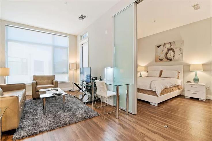 Sala de estar elegantemente projetada com móveis modernos em um apartamento no Building West El Camino Real - churchillliving - 1046989 - SFO em Mountain View, Mountain View