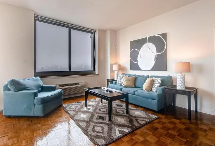Elegant gestaltetes Wohnzimmer mit moderner Einrichtung in einer Wohnung im Building Washington Boulevard - churchillliving - 1041649 in Jersey City, Jersey City Elegant gestaltetes Wohnzimmer mit moderner Einrichtung in einer Wohnung im Building Washington Boulevard - churchillliving - 1041649 in Jersey City, Jersey City