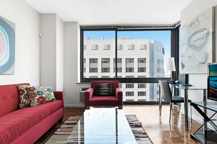 Jersey City, Jersey City에 위치한 Building Washington Boulevard - churchillliving - 1039850 - NYC 아파트의 세련된 인테리어가 돋보이는 거실