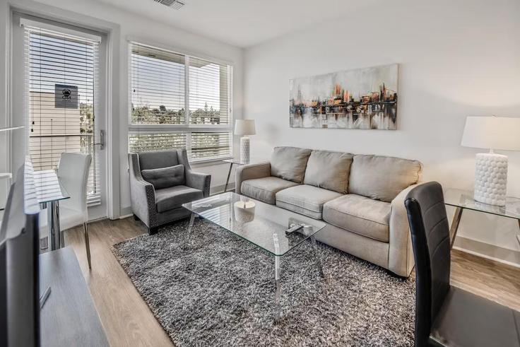 Elegant gestaltetes Wohnzimmer mit moderner Einrichtung in einer Wohnung im Building Twain Avenue - churchillliving - 1382882 in San Diego, San Diego