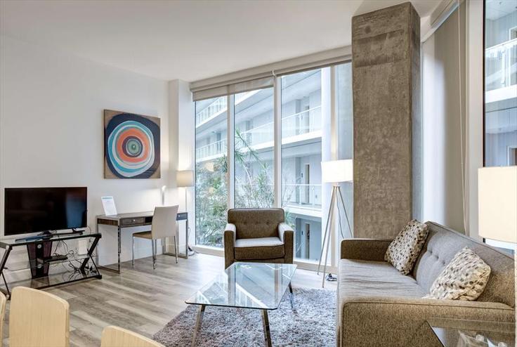 Salle de séjour élégante avec mobilier moderne dans un appartement à Building Park Boulevard - churchillliving - 1467090 à San Diego, San Diego