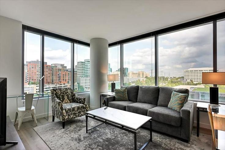 Building Inspiration Street - churchillliving - 1226732 - WDC adresindeki bir dairede modern mobilyalarla zarif bir şekilde tasarlanmış oturma odası Reston, Reston