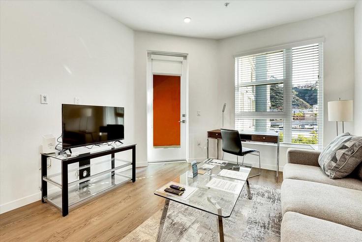 Salle de séjour élégante avec mobilier moderne dans un appartement à Building Camino De La Reina - churchillliving - 1343831 à San Diego, San Diego