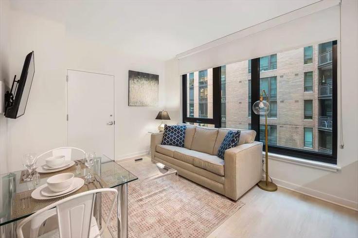 Elegante sala de estar con mobiliario moderno en un apartamento en Building J Street - churchillliving - 1382870 en San Diego, San Diego