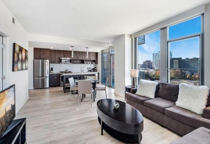 Building 11th Street South - churchillliving - 1049770 - WDC adresindeki bir dairede modern mobilyalarla zarif bir şekilde tasarlanmış oturma odası Arlington, Arlington