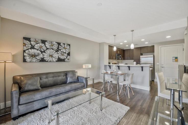 Elegant gestaltetes Wohnzimmer mit moderner Einrichtung in einer Wohnung im Building Qualcomm Way - churchillliving - 1343878 in San Diego, San Diego