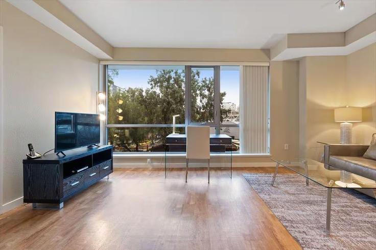 Salle de séjour élégante avec mobilier moderne dans un appartement à Building North Almaden Avenue - churchillliving - 1045377 - SFO à San Jose, San Jose