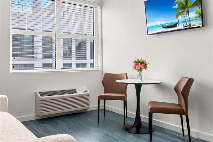 Miami Beach Miami BeachのBuilding Alton Road - churchillliving - 1343789のアパートメントにある、モダンな家具を備えたエレガントなデザインのリビングルーム Miami Beach Miami BeachのBuilding Alton Road - churchillliving - 1343789のアパートメントにある、モダンな家具を備えたエレガントなデザインのリビングルーム