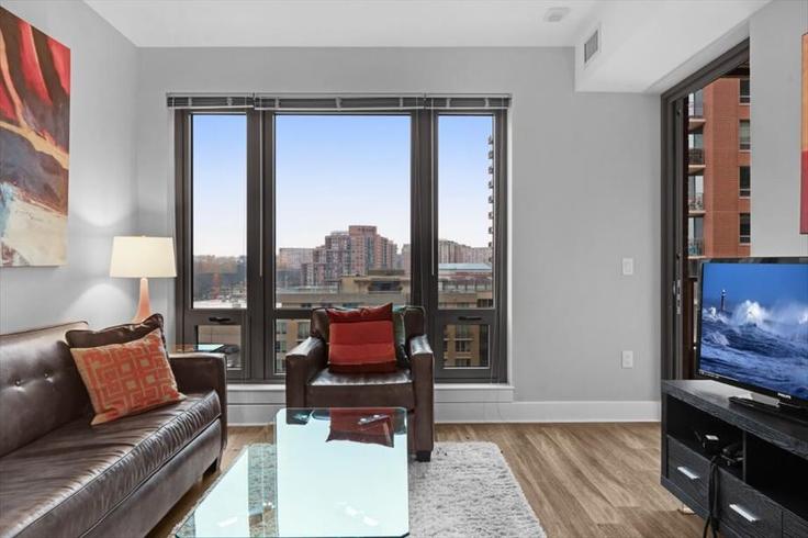 Sala de estar elegantemente projetada com móveis modernos em um apartamento no Building 12th Street South - churchillliving - 1343881 em Arlington, Arlington Sala de estar elegantemente projetada com móveis modernos em um apartamento no Building 12th Street South - churchillliving - 1343881 em Arlington, Arlington