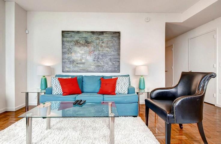 Elegant gestaltetes Wohnzimmer mit moderner Einrichtung in einer Wohnung im Building Washington Boulevard - churchillliving - 1051652 in Jersey City, Jersey City