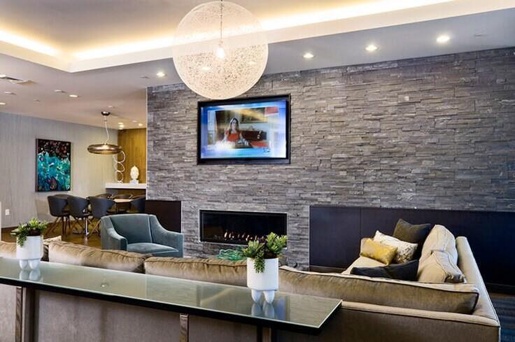 Elegant gestaltetes Wohnzimmer mit moderner Einrichtung in einer Wohnung im Building East Pier Drive - churchillliving - 1039904 in Boston, Boston