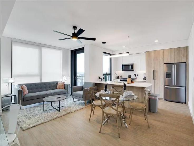 Elegante sala de estar con mobiliario moderno en un apartamento en Building North 6th Street - churchillliving - 1047110 - USA en Phoenix, Phoenix Elegante sala de estar con mobiliario moderno en un apartamento en Building North 6th Street - churchillliving - 1047110 - USA en Phoenix, Phoenix