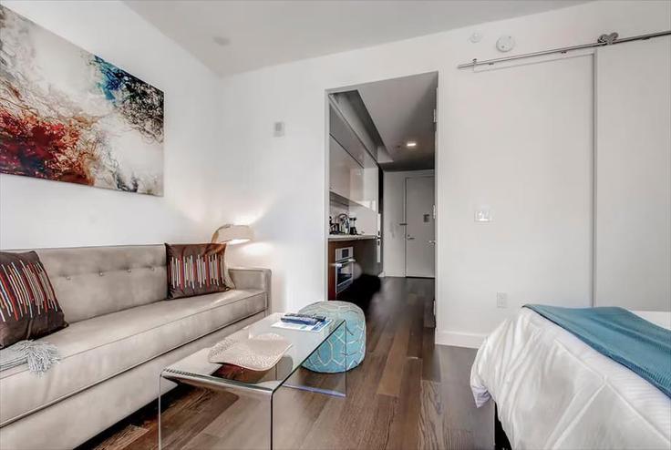 Elegante sala de estar con mobiliario moderno en un apartamento en Building West 42nd Street - churchillliving - 1025331 - NYC en Manhattan, New York Elegante sala de estar con mobiliario moderno en un apartamento en Building West 42nd Street - churchillliving - 1025331 - NYC en Manhattan, New York