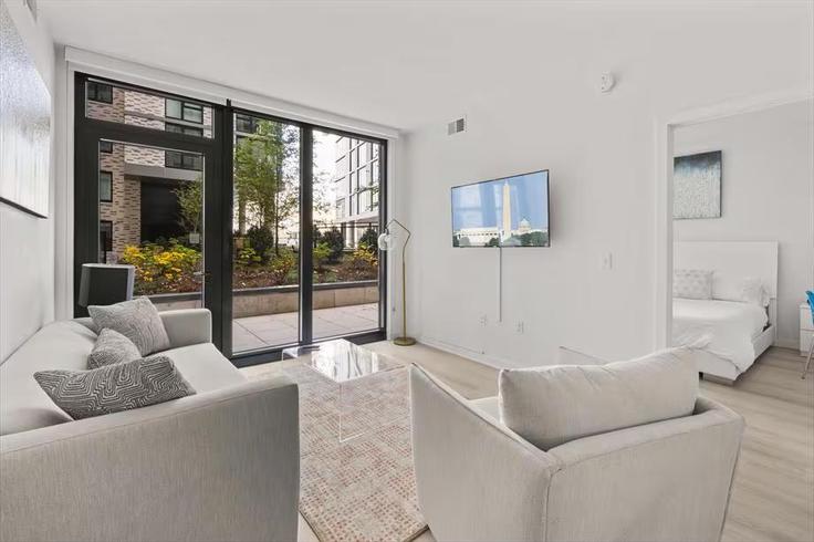 Sala de estar elegantemente projetada com móveis modernos em um apartamento no Building First Street Northeast - churchillliving - 1039886 - WDC em Washington, Washington