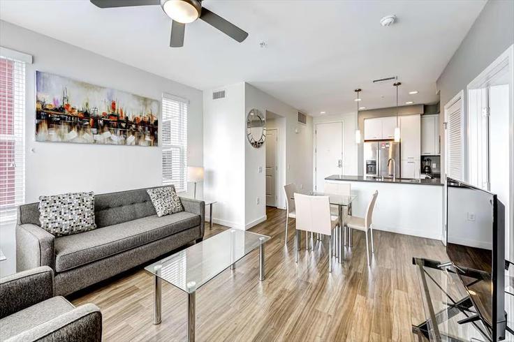 New York ManhattanのBuilding East 34th Street - churchillliving - 1047893のアパートメントにある、モダンな家具を備えたエレガントなデザインのリビングルーム New York ManhattanのBuilding East 34th Street - churchillliving - 1047893のアパートメントにある、モダンな家具を備えたエレガントなデザインのリビングルーム