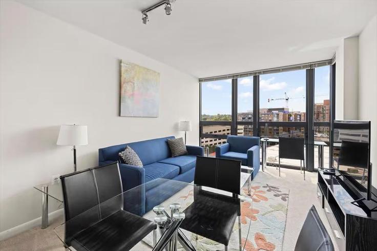 Sala de estar elegantemente projetada com móveis modernos em um apartamento no Building South Fern Street - churchillliving - 1250432 - WDC em Arlington, Arlington Sala de estar elegantemente projetada com móveis modernos em um apartamento no Building South Fern Street - churchillliving - 1250432 - WDC em Arlington, Arlington