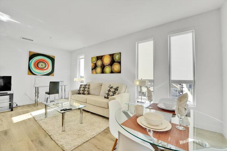 Sala de estar elegantemente projetada com móveis modernos em um apartamento no Building 7th Avenue - churchillliving - 1382871 em San Diego, San Diego