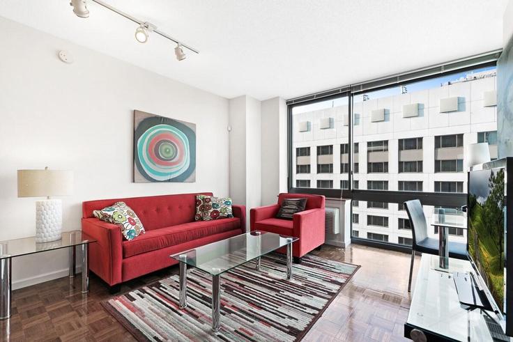 Elegant gestaltetes Wohnzimmer mit moderner Einrichtung in einer Wohnung im Building Washington Boulevard - churchillliving - 1221061 - NYC in Jersey City, Jersey City Elegant gestaltetes Wohnzimmer mit moderner Einrichtung in einer Wohnung im Building Washington Boulevard - churchillliving - 1221061 - NYC in Jersey City, Jersey City