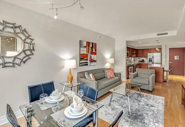 Sala de estar elegantemente projetada com móveis modernos em um apartamento no Building I Street Northwest - churchillliving - 1043382 em Washington, Washington Sala de estar elegantemente projetada com móveis modernos em um apartamento no Building I Street Northwest - churchillliving - 1043382 em Washington, Washington