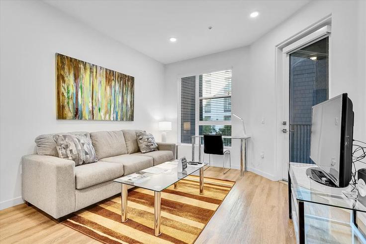 Elegant gestaltetes Wohnzimmer mit moderner Einrichtung in einer Wohnung im Building Camino De La Reina - churchillliving - 1343835 in San Diego, San Diego