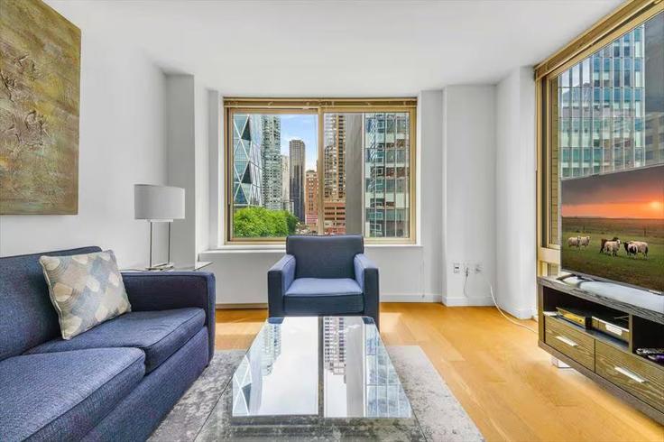 New York ManhattanのBuilding West 57th Street - churchillliving - 1016196のアパートメントにある、モダンな家具を備えたエレガントなデザインのリビングルーム New York ManhattanのBuilding West 57th Street - churchillliving - 1016196のアパートメントにある、モダンな家具を備えたエレガントなデザインのリビングルーム