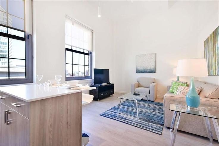 Elegant gestaltetes Wohnzimmer mit moderner Einrichtung in einer Wohnung im Building Harrison Avenue - churchillliving - 1040128 - BOS in Boston, Boston