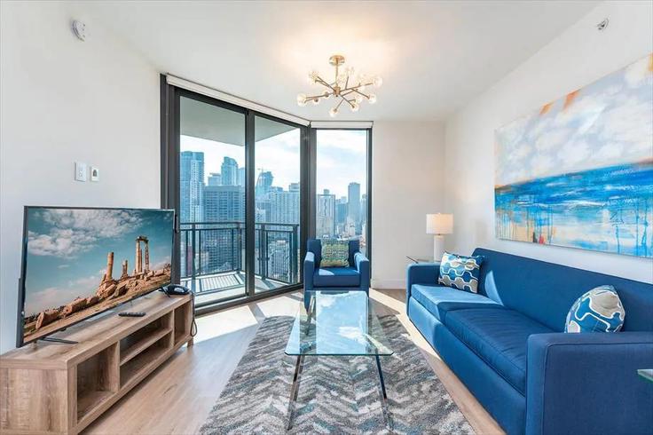 Salle de séjour élégante avec mobilier moderne dans un appartement à Building Northeast 5th Street - churchillliving - 1343784 à Miami, Miami