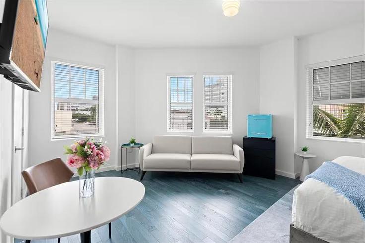 Miami Beach Miami BeachのBuilding Alton Road - churchillliving - 1041732 - MIAのアパートメントにある、モダンな家具を備えたエレガントなデザインのリビングルーム Miami Beach Miami BeachのBuilding Alton Road - churchillliving - 1041732 - MIAのアパートメントにある、モダンな家具を備えたエレガントなデザインのリビングルーム