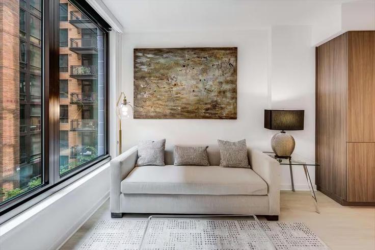Salle de séjour élégante avec mobilier moderne dans un appartement à Building First Street Northeast - churchillliving - 1040201 - WDC à Washington, Washington