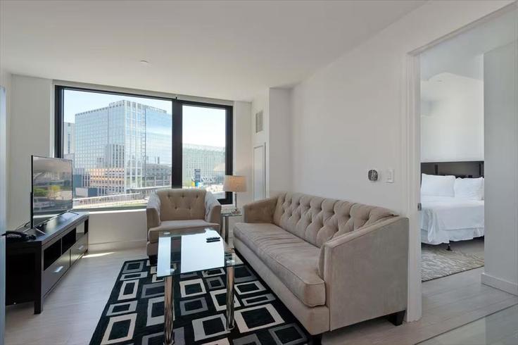 Building Summer Street - churchillliving - 1330734 adresindeki bir dairede modern mobilyalarla zarif bir şekilde tasarlanmış oturma odası Boston, Boston Building Summer Street - churchillliving - 1330734 adresindeki bir dairede modern mobilyalarla zarif bir şekilde tasarlanmış oturma odası Boston, Boston