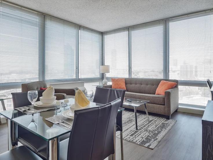 Jersey City, Jersey City에 위치한 Building Hudson Street - churchillliving - 1343863 아파트의 세련된 인테리어가 돋보이는 거실