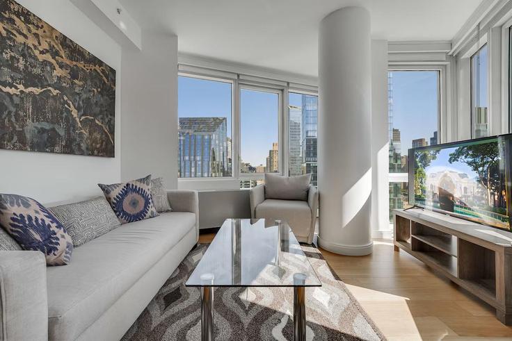 Elegant gestaltetes Wohnzimmer mit moderner Einrichtung in einer Wohnung im Building West 57th Street - churchillliving - 1026589 in Manhattan, New York Elegant gestaltetes Wohnzimmer mit moderner Einrichtung in einer Wohnung im Building West 57th Street - churchillliving - 1026589 in Manhattan, New York