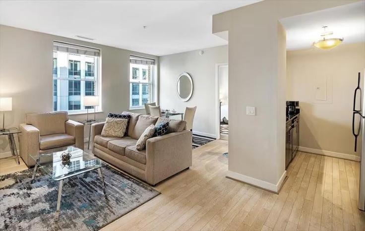 Sala de estar elegantemente projetada com móveis modernos em um apartamento no Building 15th Street Northwest - churchillliving - 1054446 - WDC em Washington, Washington