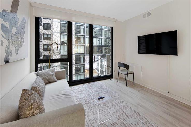 Elegante sala de estar con mobiliario moderno en un apartamento en Building First Street Northeast - churchillliving - 1040234 en Washington, Washington