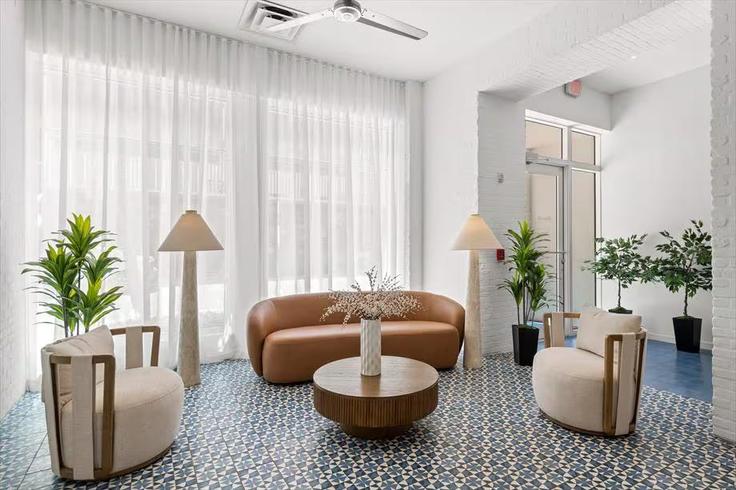 Sala de estar elegantemente projetada com móveis modernos em um apartamento no Building Alton Road - churchillliving - 1343821 em Miami Beach, Miami Beach