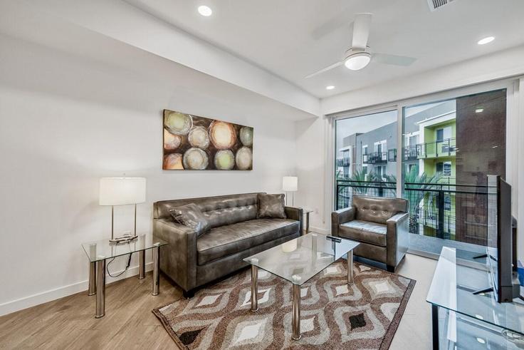 Elegante sala de estar con mobiliario moderno en un apartamento en Building Camino De La Reina - churchillliving - 1058451 - SAN en San Diego, San Diego