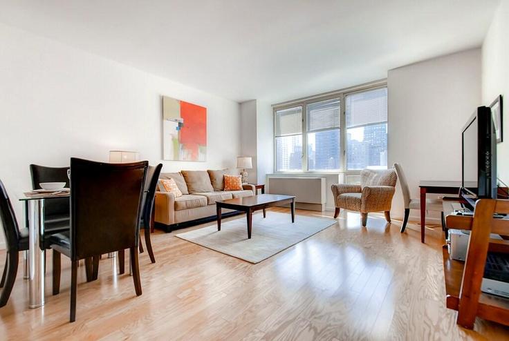 Elegant gestaltetes Wohnzimmer mit moderner Einrichtung in einer Wohnung im Building East 66th Street - churchillliving - 1016392 - NYC in Manhattan, New York