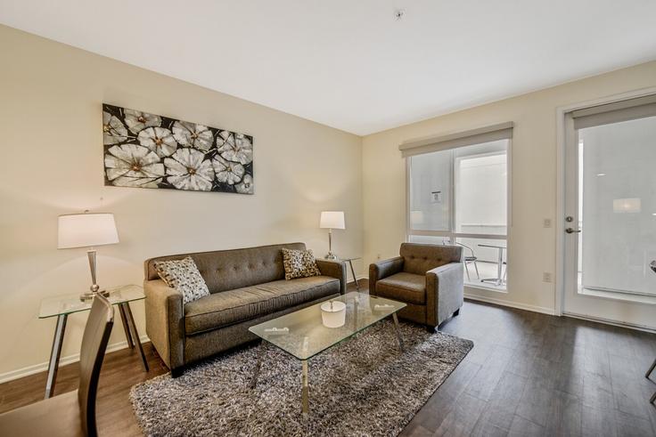 Elegant gestaltetes Wohnzimmer mit moderner Einrichtung in einer Wohnung im Building Calle Mar De Mariposa - churchillliving - 1039887 - SAN in San Diego, San Diego