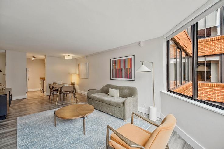 Elegant gestaltetes Wohnzimmer mit moderner Einrichtung in einer Wohnung im Building 30th Street Northwest - churchillliving - 1562767 in Washington, Washington